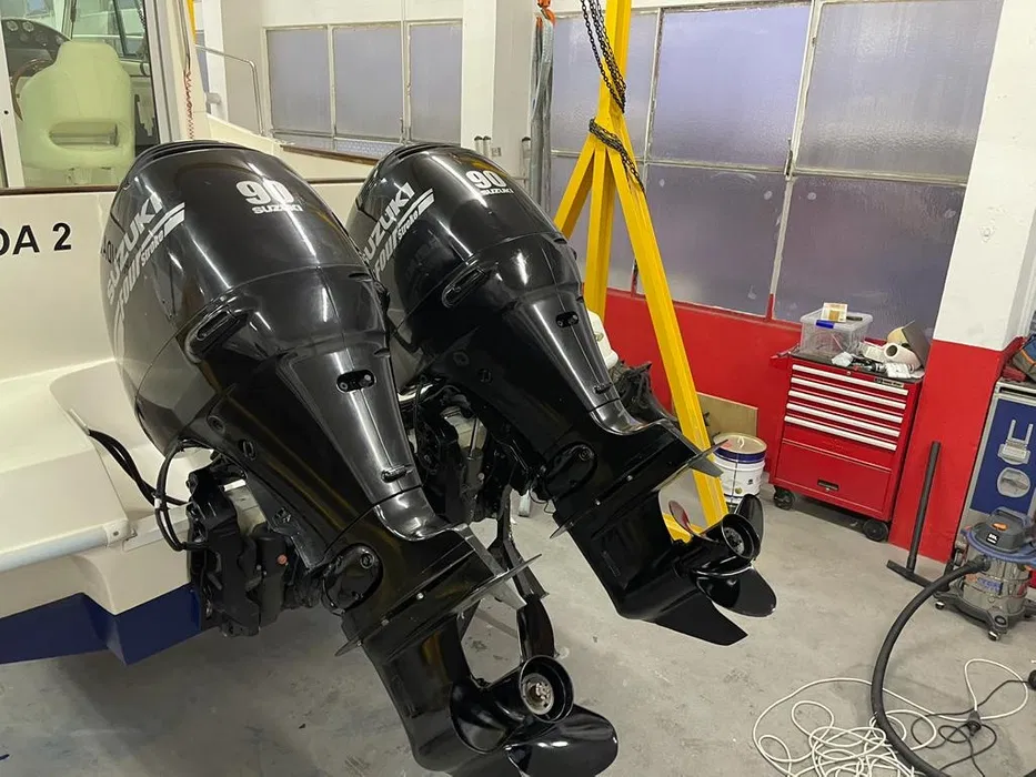 Motores em preparação na oficina do Atelier do Barco
