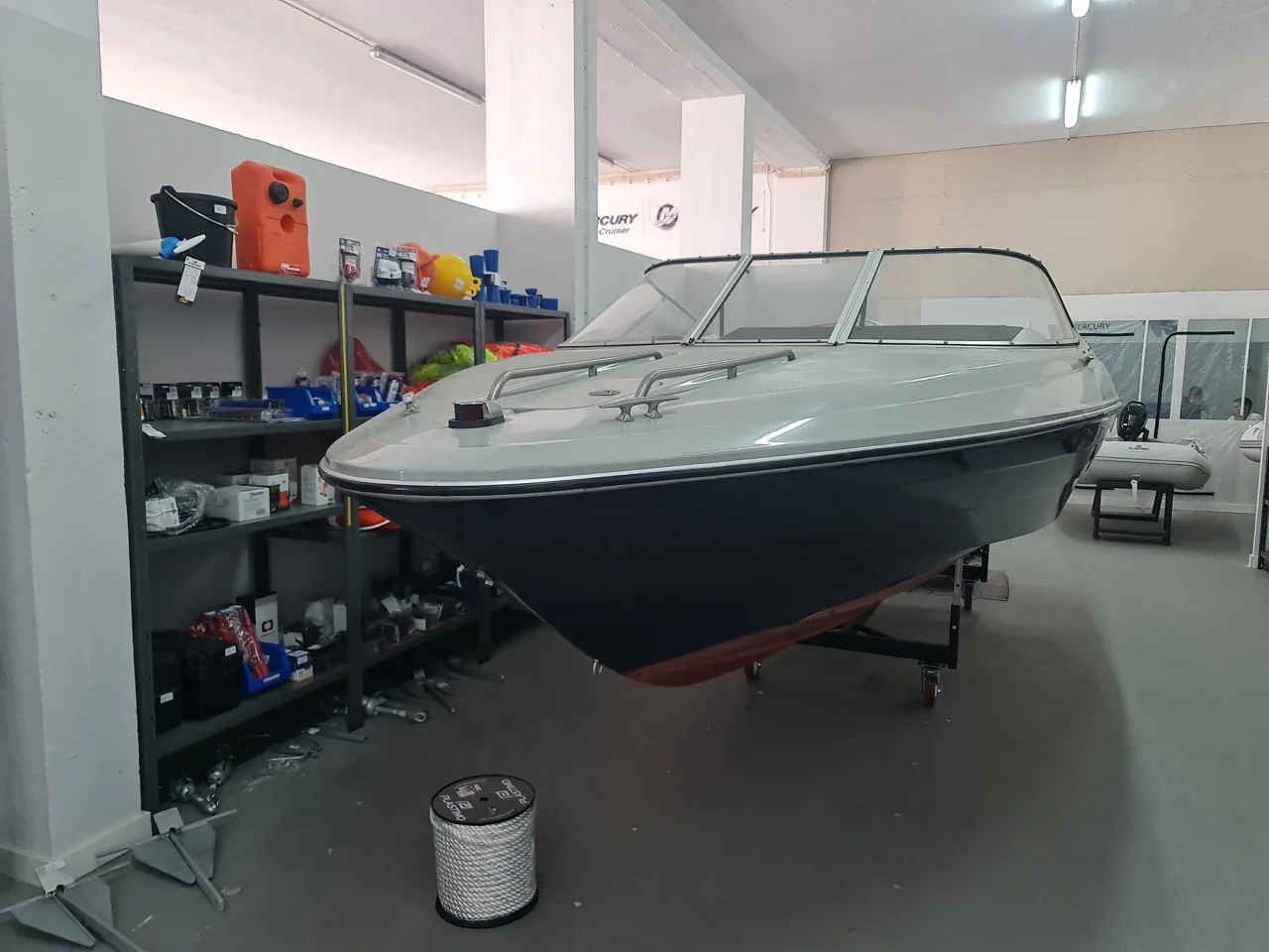 Embarcação em exposição no espaço técnico