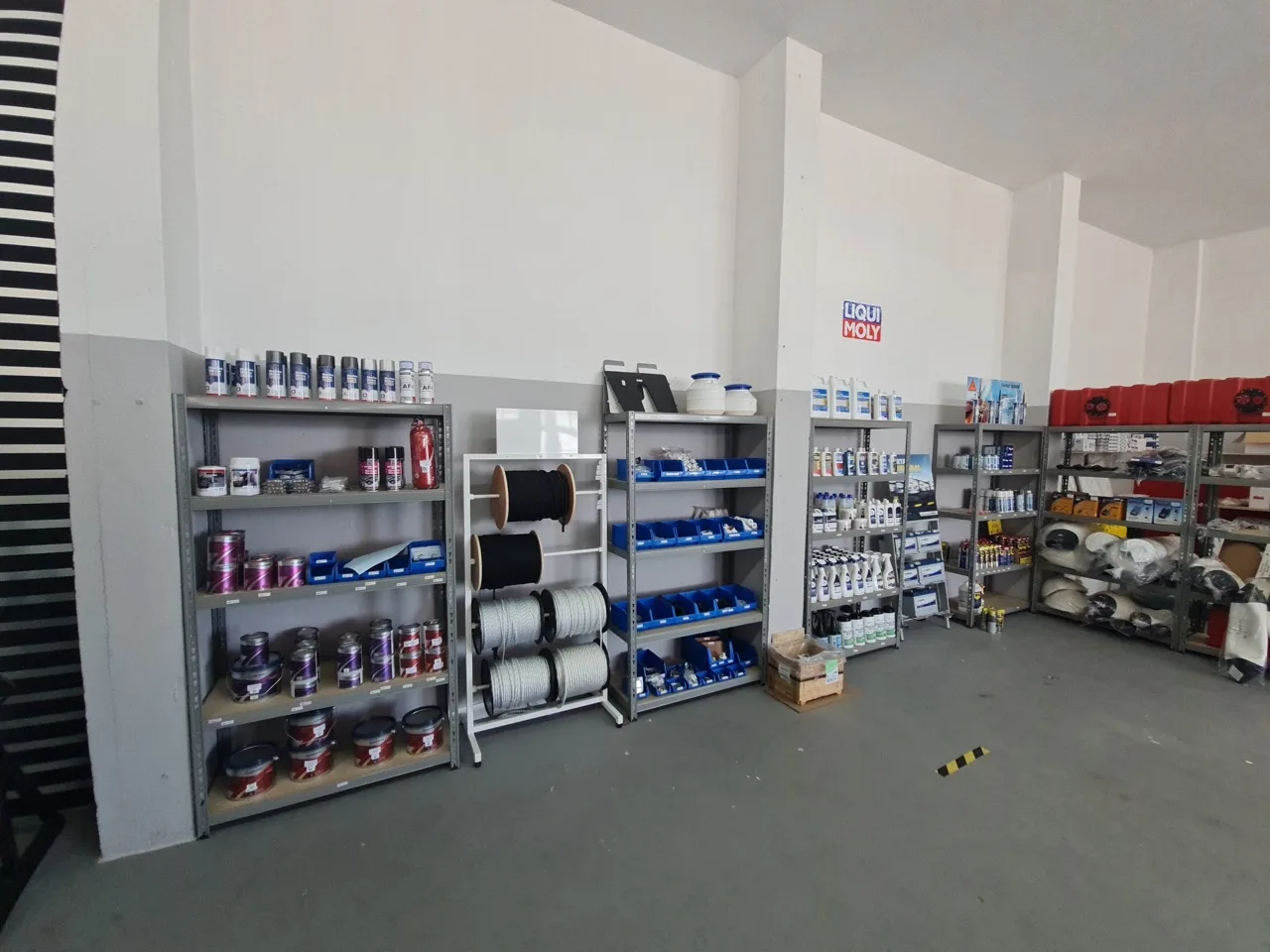 Área de loja com consumíveis, cordame e acessórios