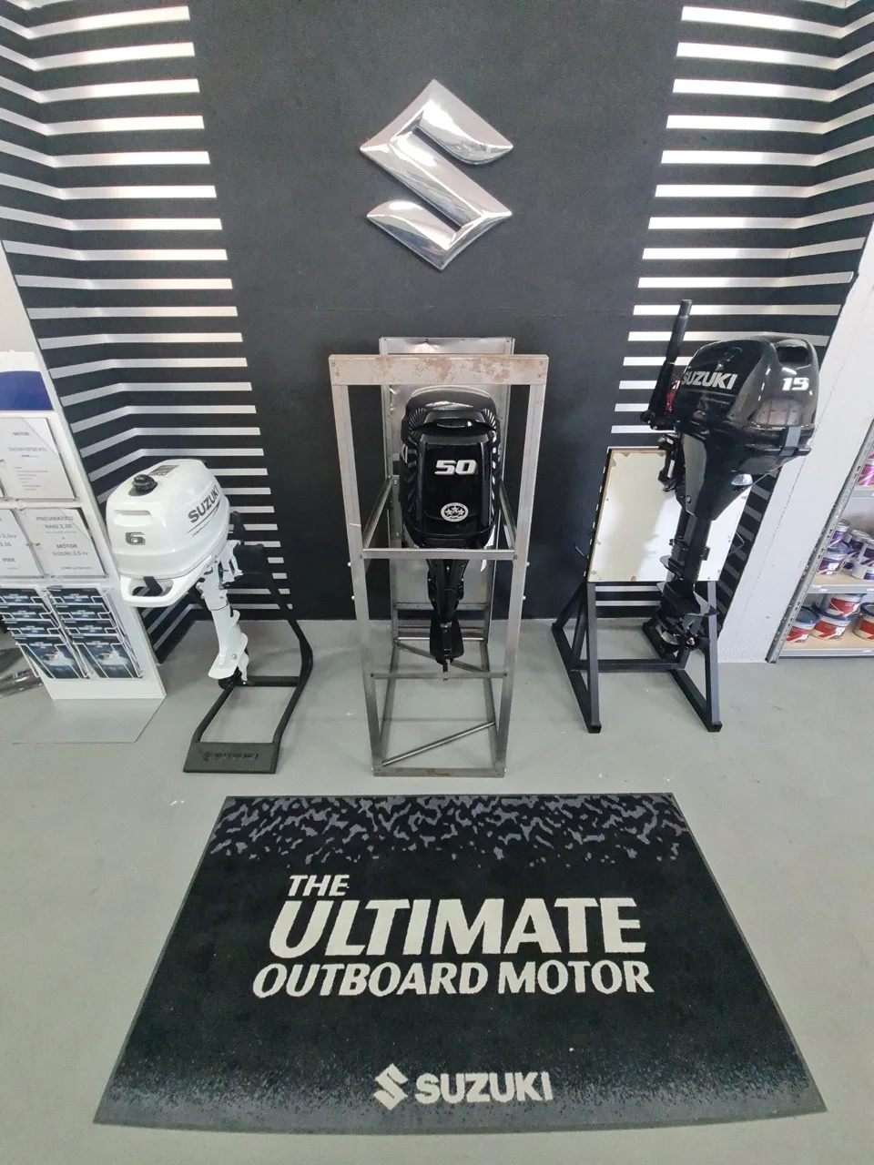 Motores Suzuki em exposição no showroom