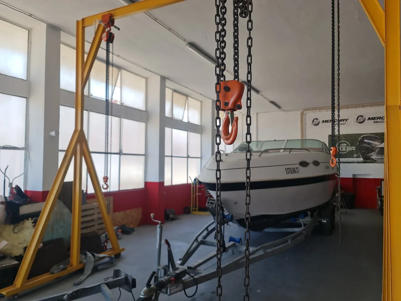 Embarcação em preparação na oficina