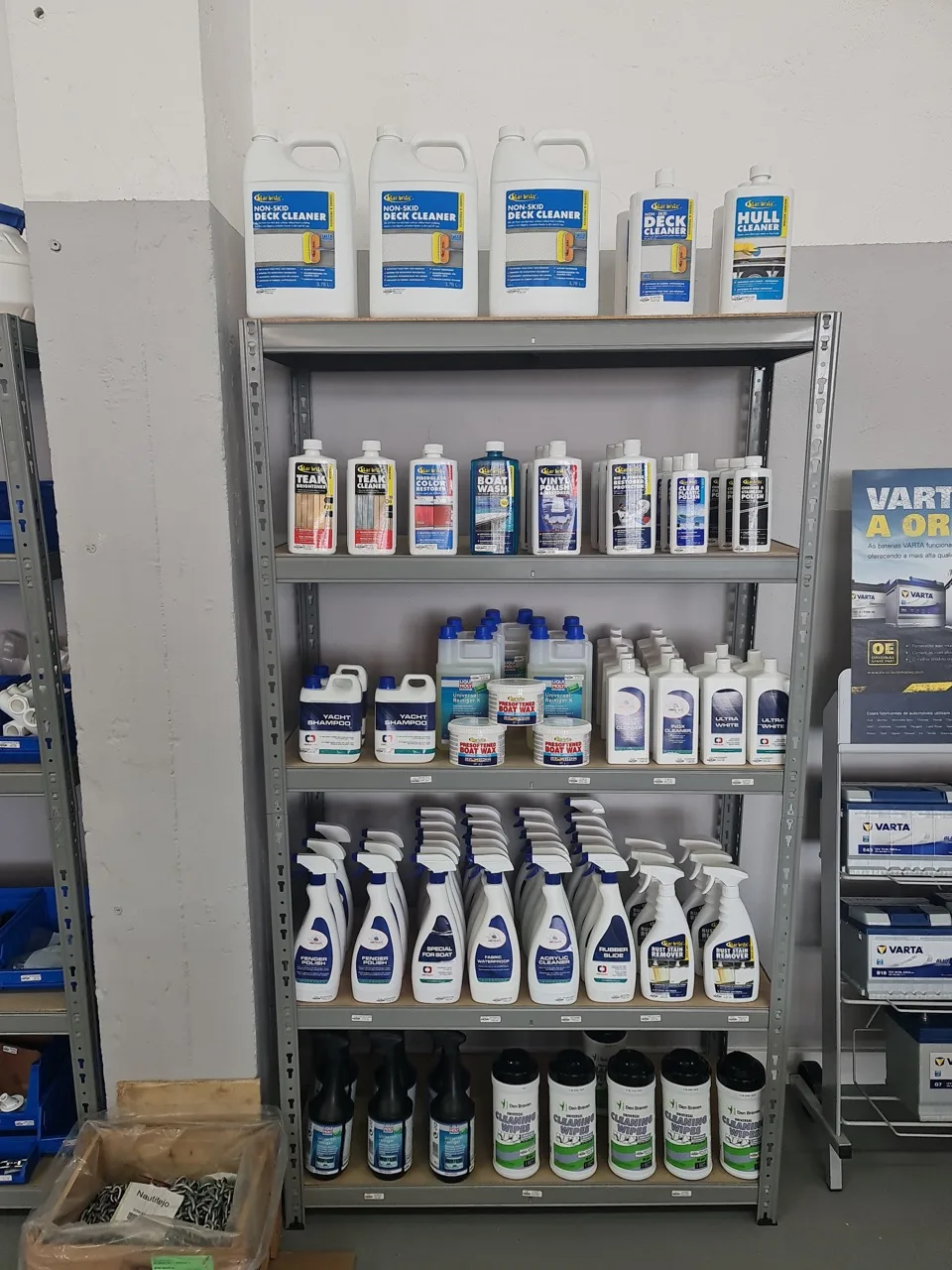 Prateleira de produtos de manutenção e limpeza