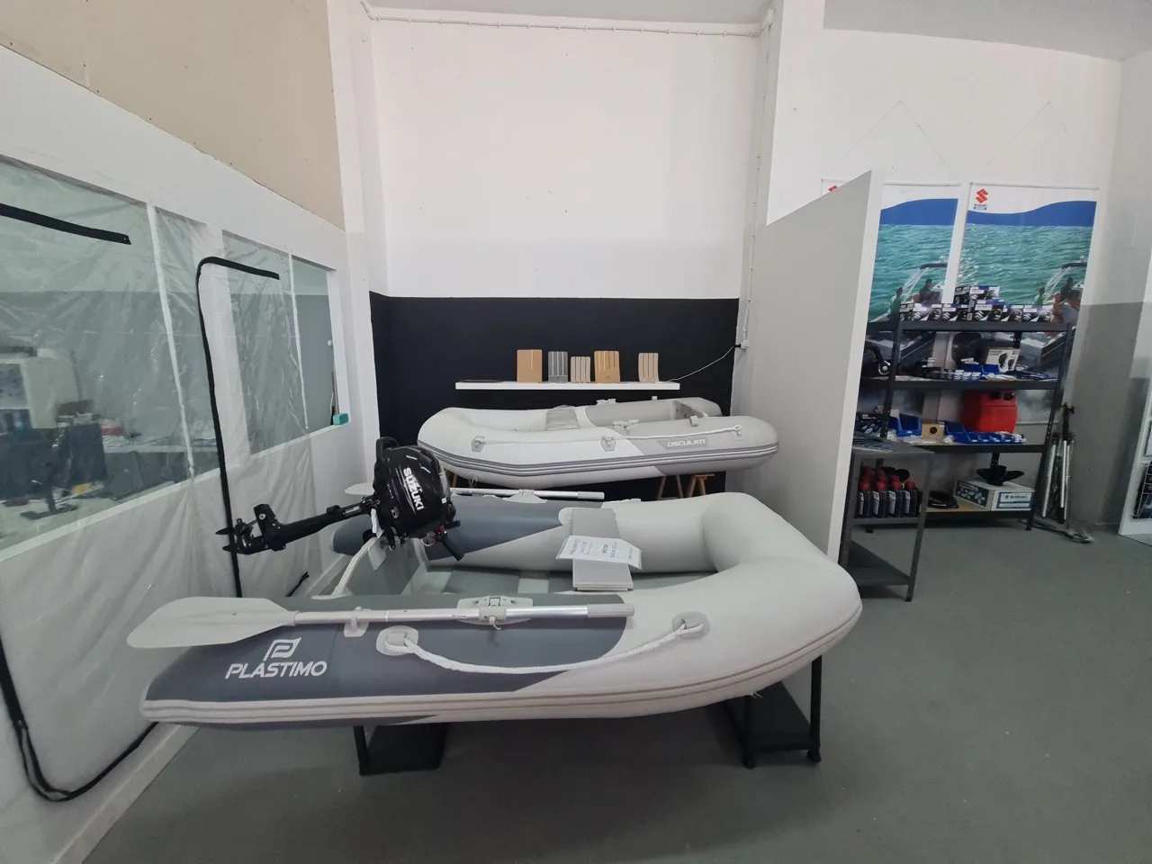 Showroom com embarcações insufláveis e acessórios