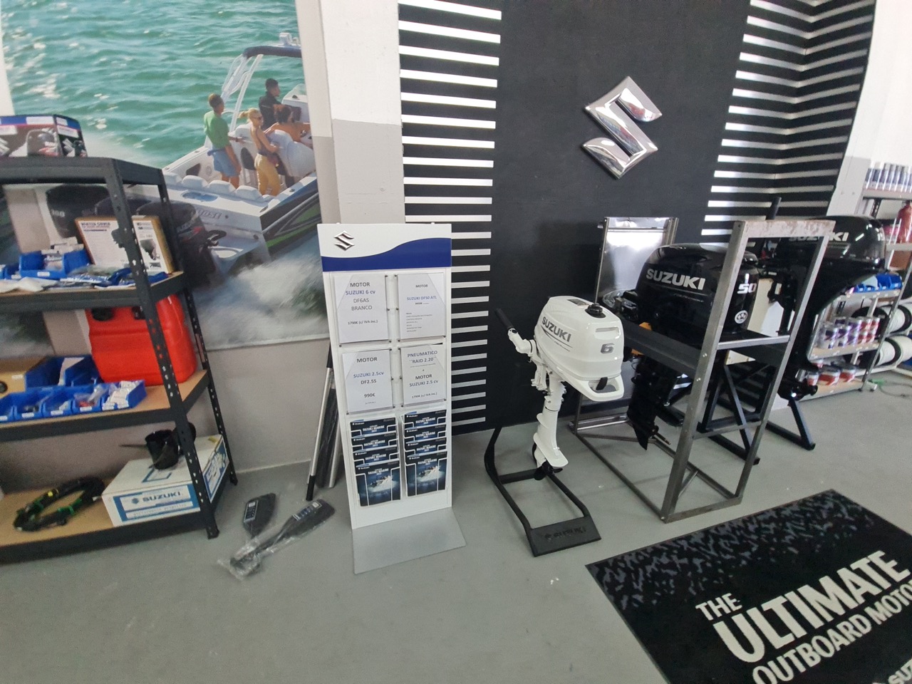 Showroom Suzuki com motores em exposição e painel informativo