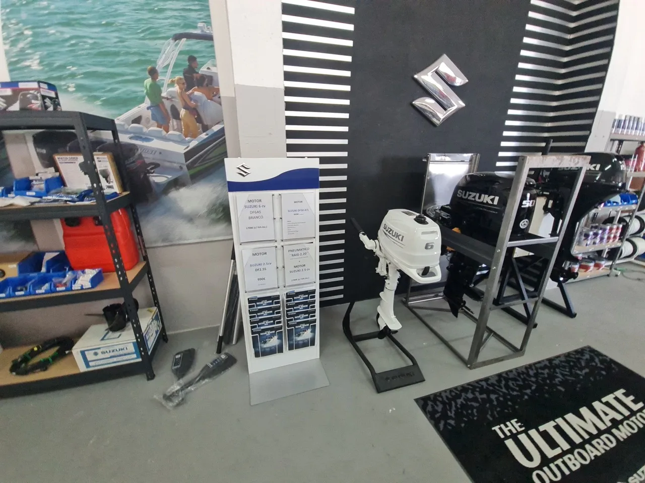 Showroom Suzuki com motores em exposição e painel informativo